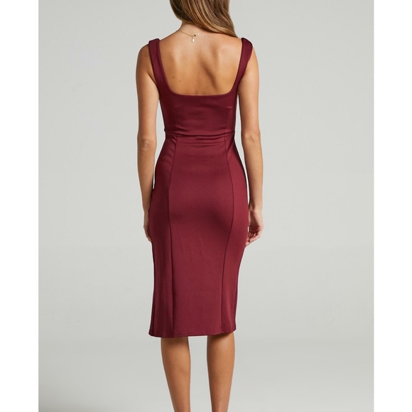 MINI LOVE SQUARE NECK SPLIT
MIDI DRESS IN WINE. Size 10 - Picture 2 of 5